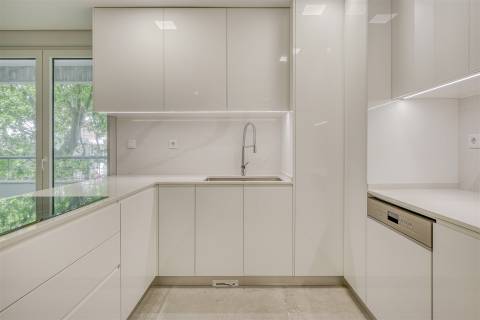 Apartamento  T3, com arquitetura contemporânea no Centro de Carcavelos.