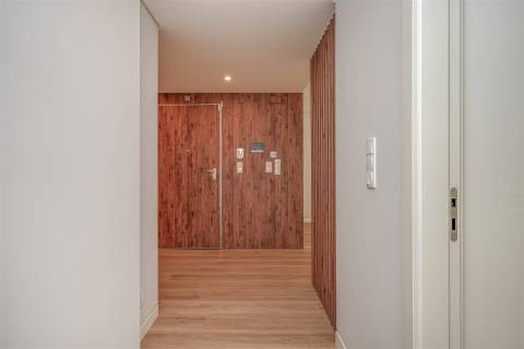 Apartamento  T3, com arquitetura contemporânea no Centro de Carcavelos.