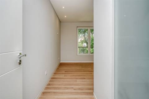 Apartamento  T3, com arquitetura contemporânea no Centro de Carcavelos.