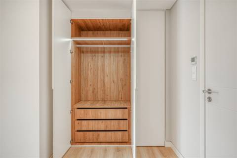 Apartamento  T3, com arquitetura contemporânea no Centro de Carcavelos.
