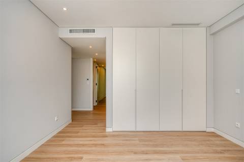Apartamento  T3, com arquitetura contemporânea no Centro de Carcavelos.