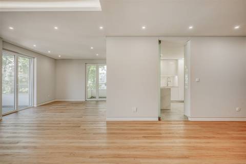 Apartamento  T3, com arquitetura contemporânea no Centro de Carcavelos.