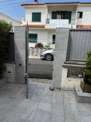 Moradia T8 com jardim localizada em Cascais. T2 e T4 no Centro de Cascais.