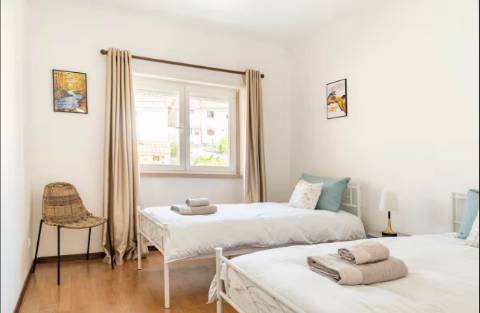 Moradia T8 com jardim localizada em Cascais. T2 e T4 no Centro de Cascais.