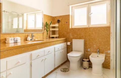 Moradia T8 com jardim localizada em Cascais. T2 e T4 no Centro de Cascais.