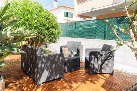 Moradia T8 com jardim localizada em Cascais. T2 e T4 no Centro de Cascais.