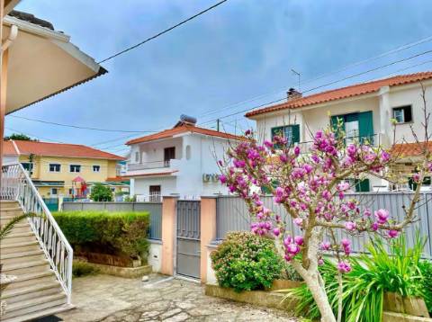 Moradia T8 com jardim localizada em Cascais. T2 e T4 no Centro de Cascais.