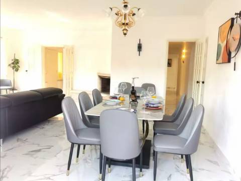 Moradia T8 com jardim localizada em Cascais. T2 e T4 no Centro de Cascais.