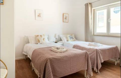 Moradia T8 com jardim localizada em Cascais. T2 e T4 no Centro de Cascais.