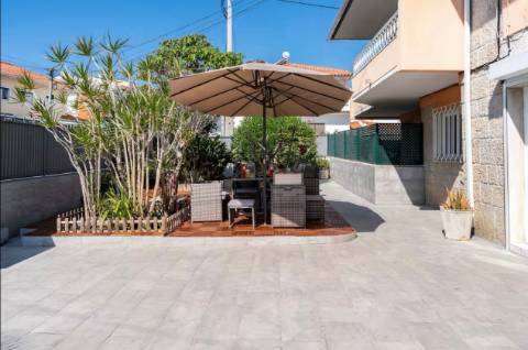 Moradia T8 com jardim localizada em Cascais. T2 e T4 no Centro de Cascais.