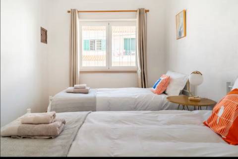 Moradia T8 com jardim localizada em Cascais. T2 e T4 no Centro de Cascais.