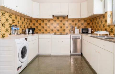 Moradia T8 com jardim localizada em Cascais. T2 e T4 no Centro de Cascais.