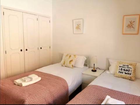 Moradia T8 com jardim localizada em Cascais. T2 e T4 no Centro de Cascais.