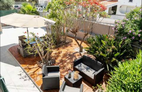 Moradia T8 com jardim localizada em Cascais. T2 e T4 no Centro de Cascais.