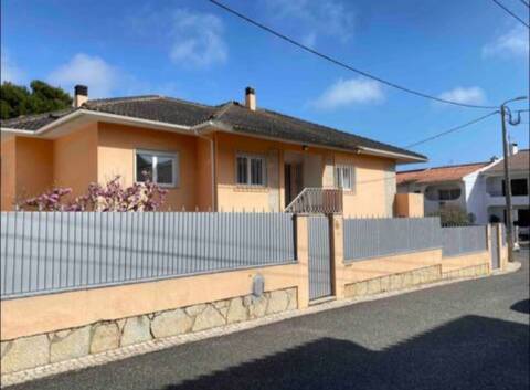 Moradia T8 com jardim localizada em Cascais. T2 e T4 no Centro de Cascais.