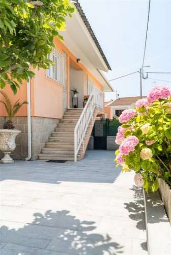 Moradia T8 com jardim localizada em Cascais. T2 e T4 no Centro de Cascais.