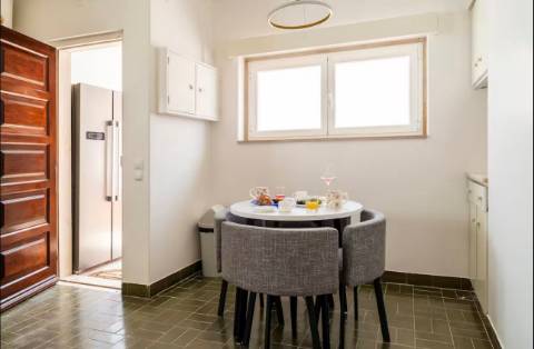 Moradia T8 com jardim localizada em Cascais. T2 e T4 no Centro de Cascais.