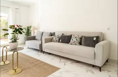 Moradia T8 com jardim localizada em Cascais. T2 e T4 no Centro de Cascais.