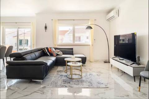 Moradia T8 com jardim localizada em Cascais. T2 e T4 no Centro de Cascais.