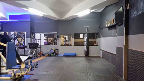 Espaço Comercial com 220 m² à Venda em Cascais – Ideal para Vários Negócios.