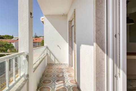 Apartamento T2 para arrendamento, totalmente renovado, situado no centro da Parede.