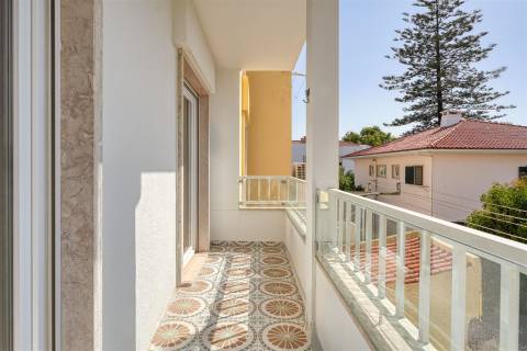 Apartamento T2 para arrendamento, totalmente renovado, situado no centro da Parede.