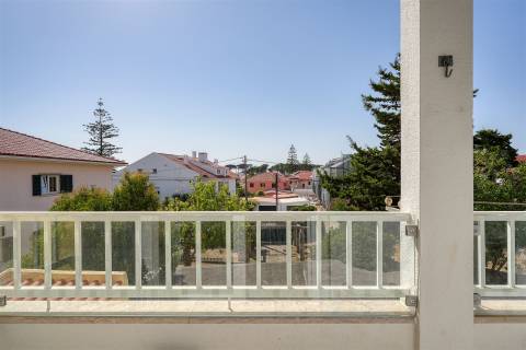 Apartamento T2 para arrendamento, totalmente renovado, situado no centro da Parede.