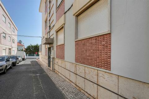 Apartamento T2 para arrendamento, totalmente renovado, situado no centro da Parede.