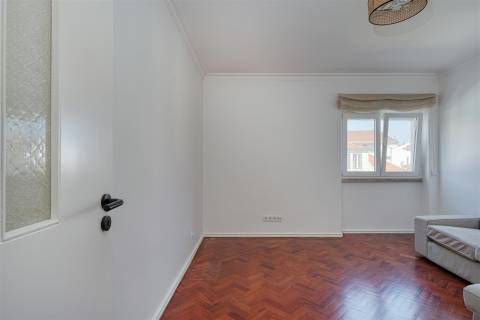 Apartamento T2 para arrendamento, totalmente renovado, situado no centro da Parede.