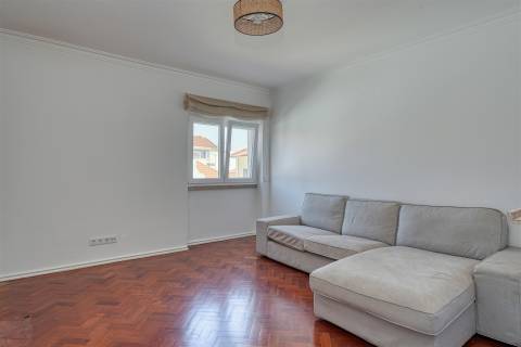 Apartamento T2 para arrendamento, totalmente renovado, situado no centro da Parede.