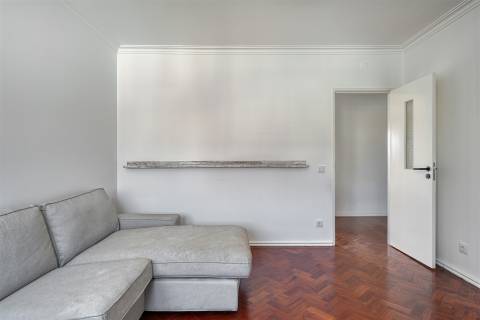 Apartamento T2 para arrendamento, totalmente renovado, situado no centro da Parede.