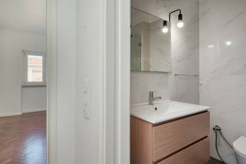 Apartamento T2 para arrendamento, totalmente renovado, situado no centro da Parede.