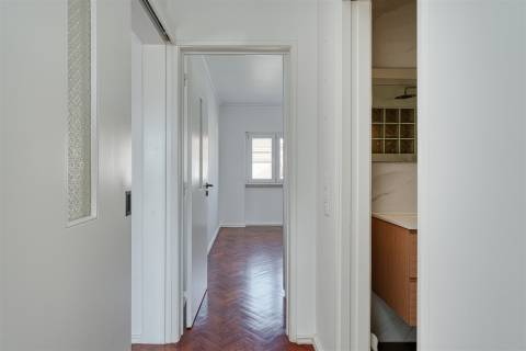 Apartamento T2 para arrendamento, totalmente renovado, situado no centro da Parede.