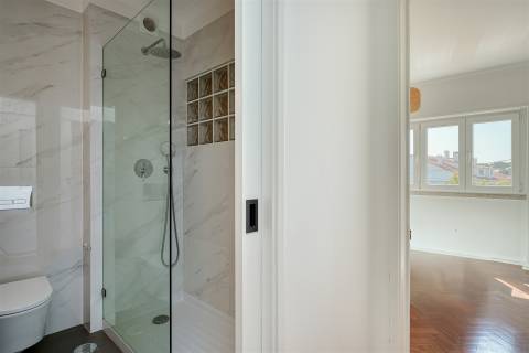 Apartamento T2 para arrendamento, totalmente renovado, situado no centro da Parede.