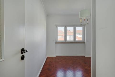 Apartamento T2 para arrendamento, totalmente renovado, situado no centro da Parede.