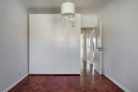 Apartamento T2 para arrendamento, totalmente renovado, situado no centro da Parede.