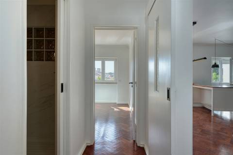 Apartamento T2 para arrendamento, totalmente renovado, situado no centro da Parede.