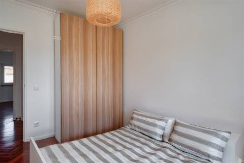 Apartamento T2 para arrendamento, totalmente renovado, situado no centro da Parede.