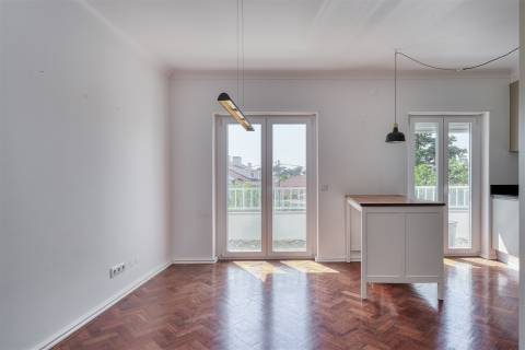 Apartamento T2 para arrendamento, totalmente renovado, situado no centro da Parede.