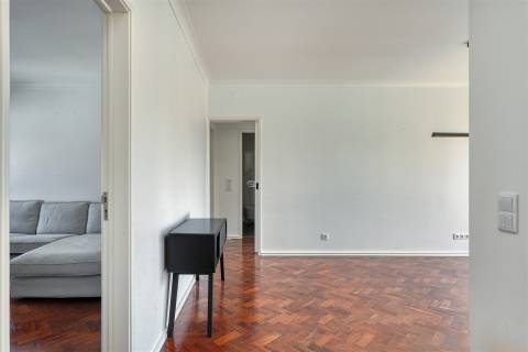 Apartamento T2 para arrendamento, totalmente renovado, situado no centro da Parede.