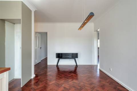 Apartamento T2 para arrendamento, totalmente renovado, situado no centro da Parede.