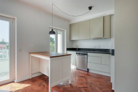 Apartamento T2 para arrendamento, totalmente renovado, situado no centro da Parede.