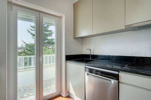 Apartamento T2 para arrendamento, totalmente renovado, situado no centro da Parede.