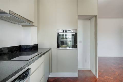 Apartamento T2 para arrendamento, totalmente renovado, situado no centro da Parede.