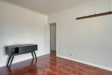 Apartamento T2 para arrendamento, totalmente renovado, situado no centro da Parede.
