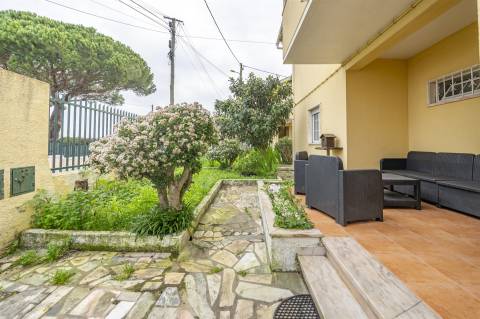 Andar de moradia T3  com pátio á venda em Bicesse.