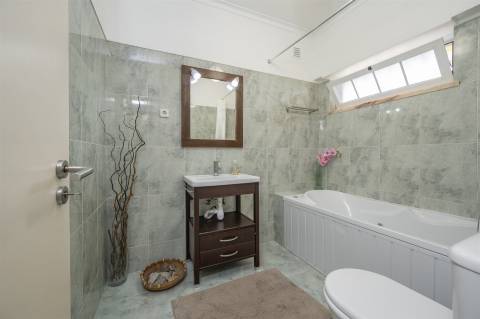 Andar de moradia T3  com pátio á venda em Bicesse.