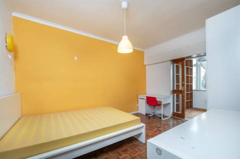 Andar de moradia T3  com pátio á venda em Bicesse.