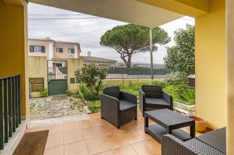 Andar de moradia T3  com pátio á venda em Bicesse.