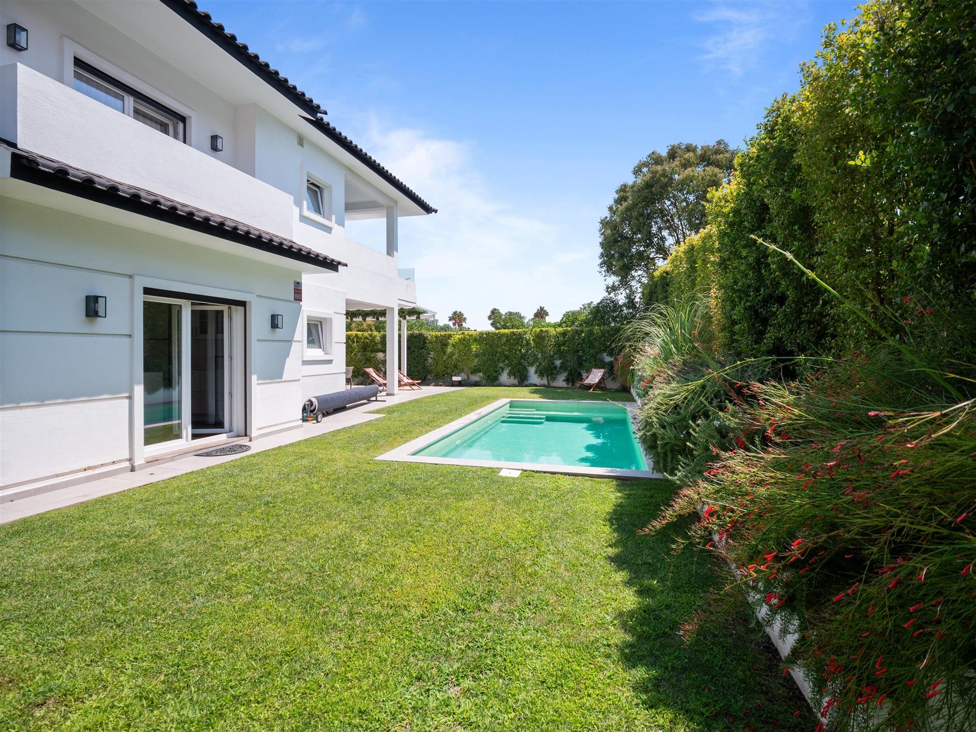 Arrendamento de moradia T4 Mobilada, Isolada com Piscina